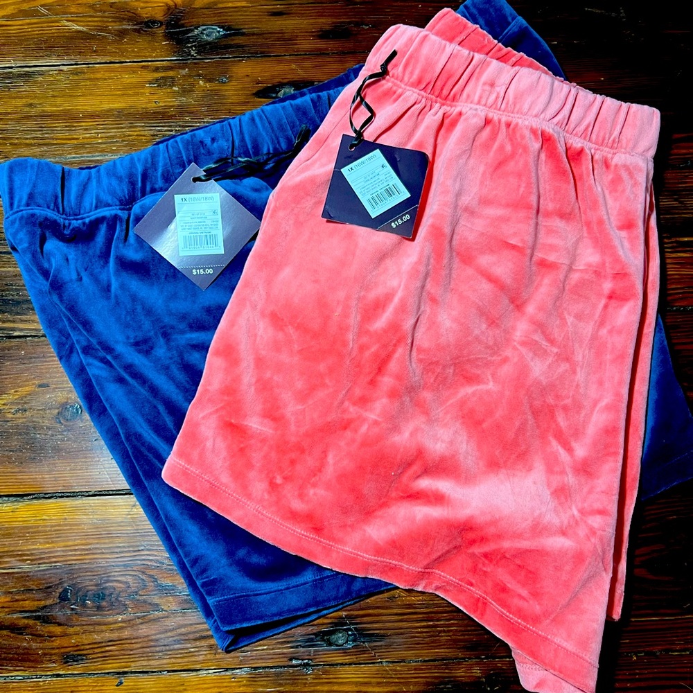 Ava & Viv Velour elastic waste shorts with pockets. Size 1X navy & coral